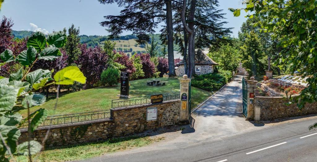 Chateau De La Falque, The Originals Relais Saint-Geniez-dʼOlt エクステリア 写真